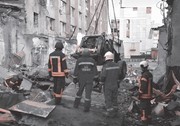 Ładowarka bobcat połączona z żurawiem.

