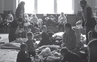 Uchodźcy i uchodźczynie zbierają się na dworcu kolejowym, Lwów, 5 marca 2022

