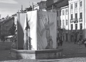Statua Neptuna na Rynku we Lwowie, zabezpieczona za pomocą rusztowań i blachy falistej, styczeń 2023
