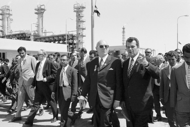 Rafineria ropy naftowej zbudowana przez Czechosłowację w Basrze na południu Iraku. W ceremonii inauguracyjnej 7 kwietnia 1974 roku wzięła udział czechosłowacka delegacja rządowa pod przewodnictwem Josefa Šimona, ministra metalurgii i przemysłu ciężkiego. Na zdjęciu Josef Šimon (drugi od prawej) w towarzystwie dyrektora firmy Chepos Brno inży-niera Leopolda Skoumala podczaszwiedzania rafinerii ropy naftowej
