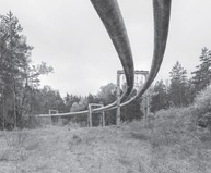 Tytus Szabelski-Rożniak, Flow Control II (2), z cyklu Dziel i łącz, 2024. Fotografia rurociągu Przyjaźń prezentowana na wystawie Infrastrukturykrytyczne, galeria VI PER, Praga