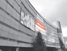 Napis „Solidarność Partnerstwo” obok nazwy firmy Strabag na elewacji nieczynnej Galerii Plaza, kwiecień 2022